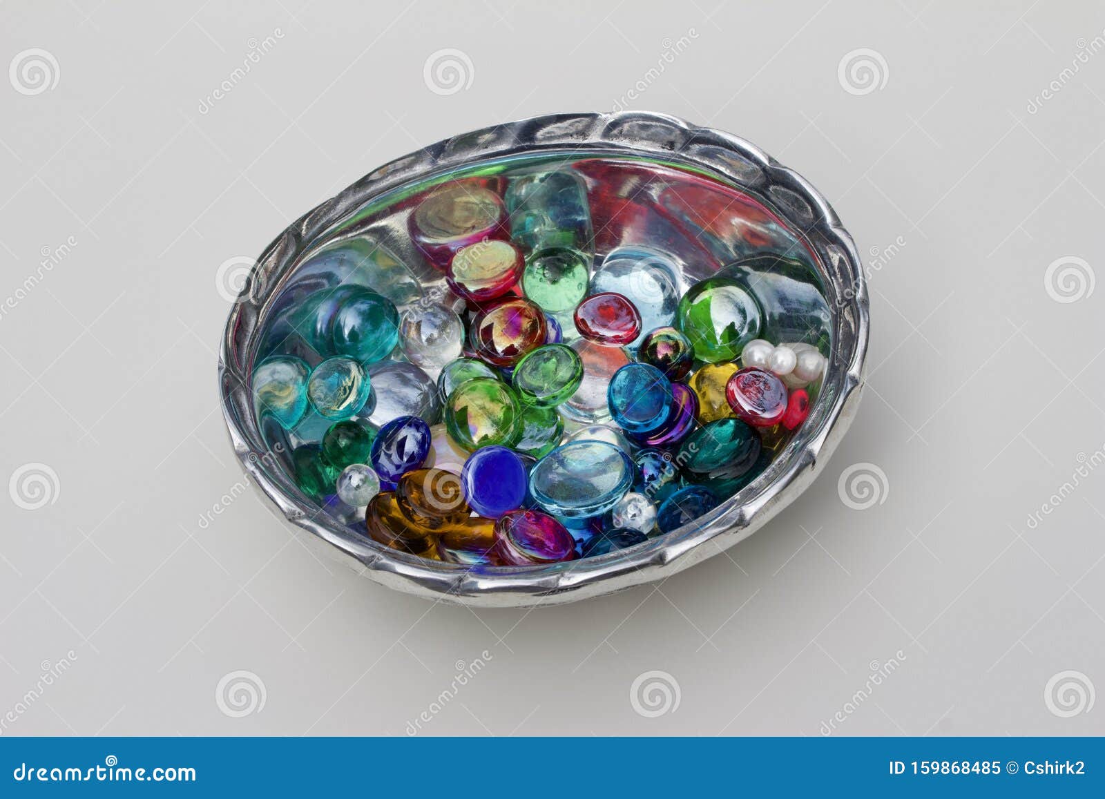 Ooit Alvast reguleren Afbeelding Van De Doek Van Kleurrijke Draken Scheurt Glasstenen in Een  Kleine Zilveren Schaal Stock Afbeelding - Image of veelkleurig, beeld:  159868485