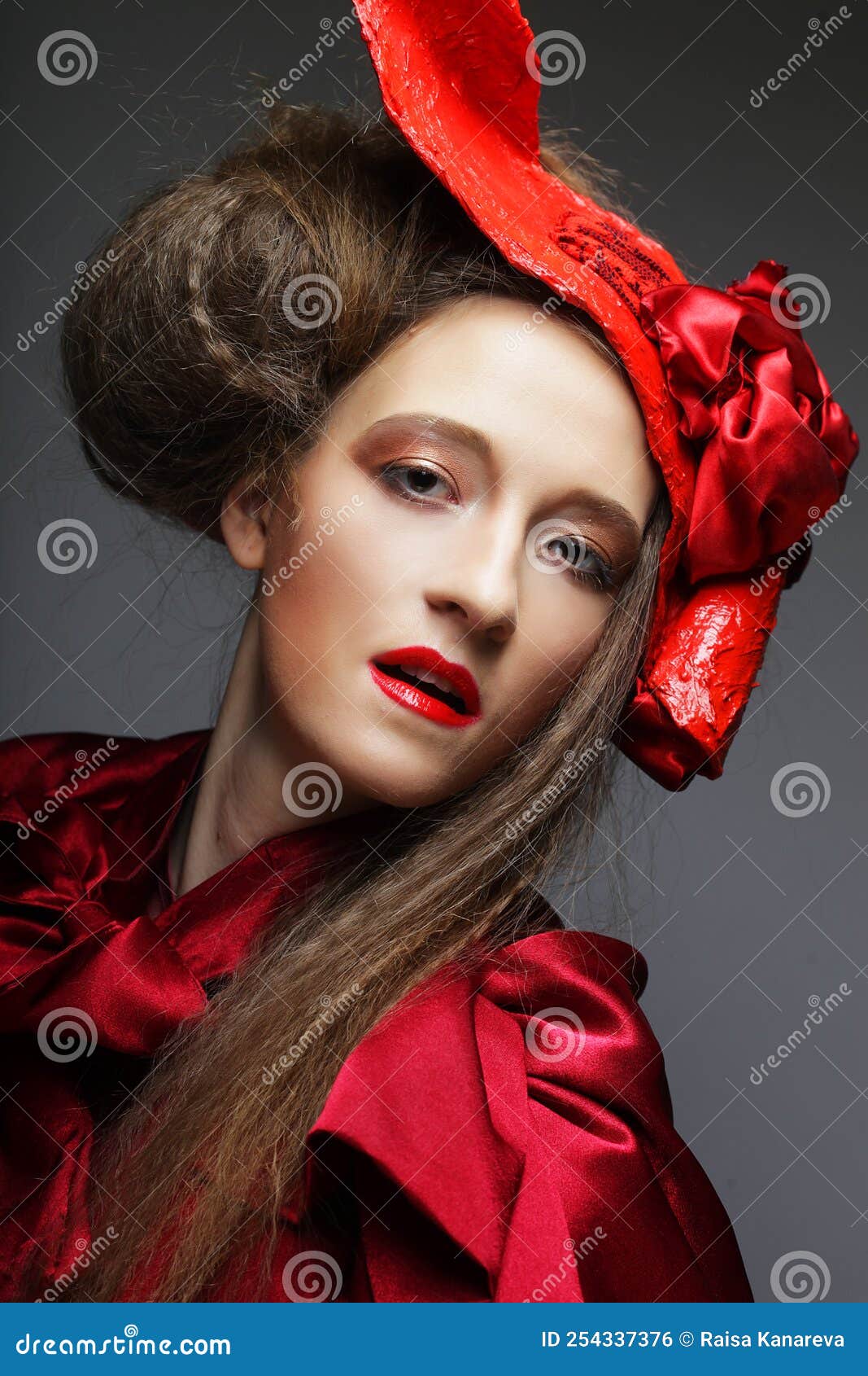 Affascinante Ragazza in Costume E Cappello Rosso Di Carnevale. Donna Alla  Moda Pronta Per Una Festa Fotografia Stock - Immagine di femmina,  divertimento: 254337376