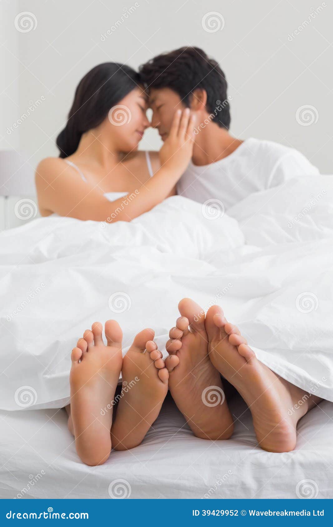 Couples feet. Ступни пары. Ступни семейной пары. Пара ног из под одеяла. Пятки семьи из под одеяла.