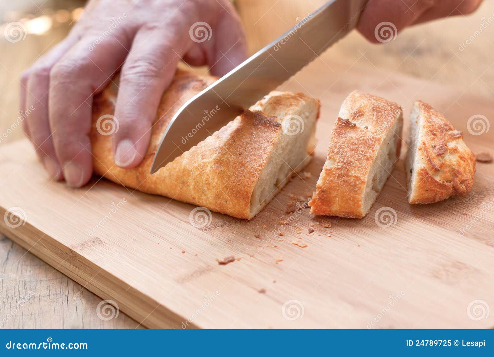 Affettare pane crostoso. immagine stock. Immagine di vecchio - 24789725