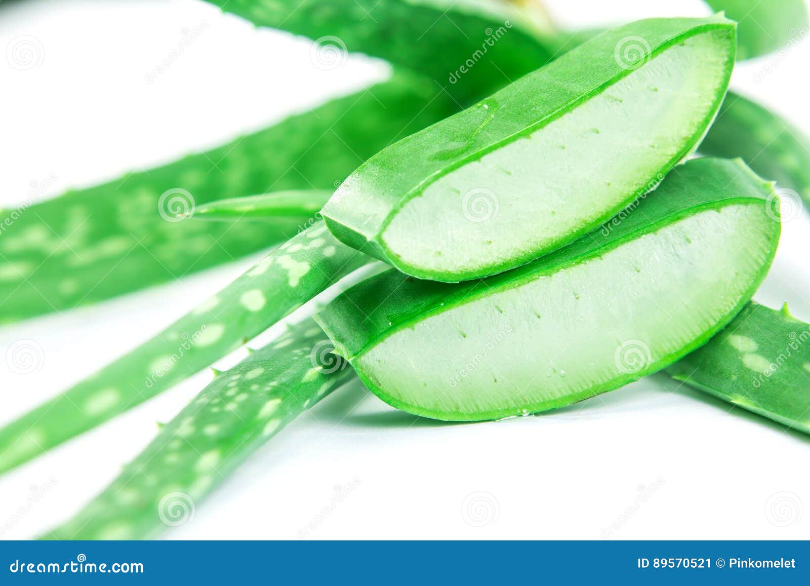 Affettato e foglia di aloe fresco vera sul piatto di legno, Cl naturale. Affettato e foglia di aloe fresco vera sul piatto di legno, chiaro gel naturale come l'ingrediente di bellezza della stella per cura di pelle