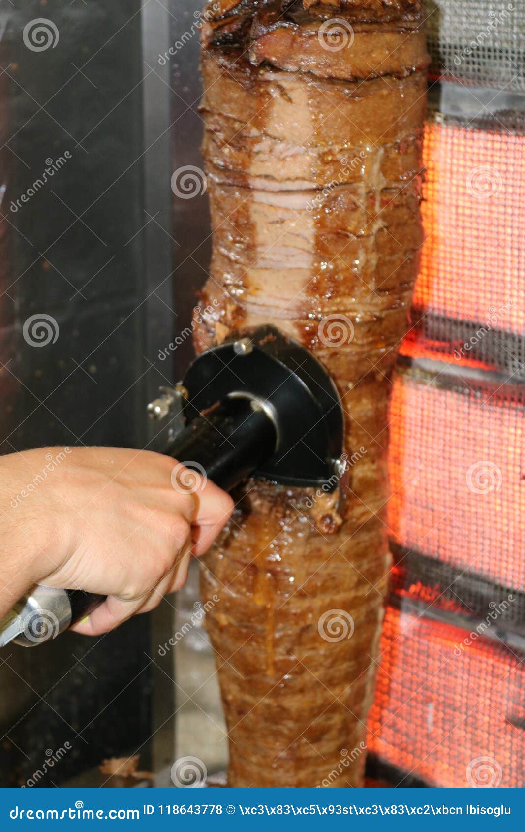 Affettatura Del Kebab Turco Del Doner Macchina Elettrica Della Carne Del  Taglio Per Lo Shawarma Persona Che Affetta La Carne Del Fotografia Stock -  Immagine di affettare, macchina: 118643778