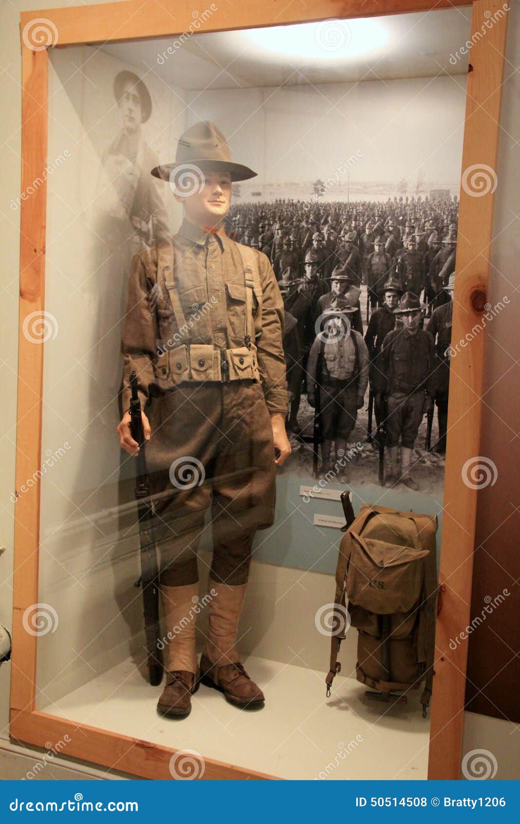 Affichage de Doughboy à la pièce latérale de pièce, au musée de l'état de New-York et au centre de recherche militaires de vétéra. Affichage de Doughboy dans l'encasement en verre, avec des affiches et l'information éducative dans une des nombreuses salles à l'intérieur du centre de recherche militaire de musée et de vétérans de l'état de New-York, Saratoga Springs, New York, 2015