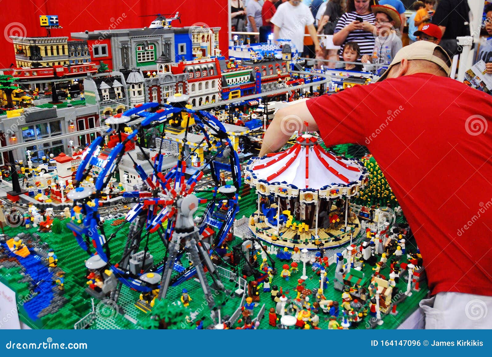 Affichage En Lego Lors D'une Convention Photo éditorial - Image du adulte,  amusement: 164147096