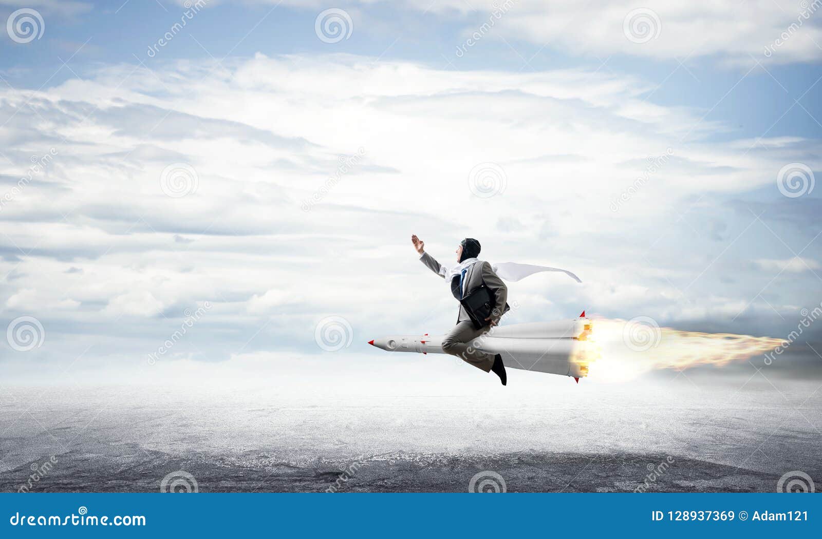 Affärsframgång och målprestationbegrepp. Begreppsmässig bild av den unga affärsmannen i dräktflyg på raket ovanför asfaltvägen med blå molnig himmel på bakgrund