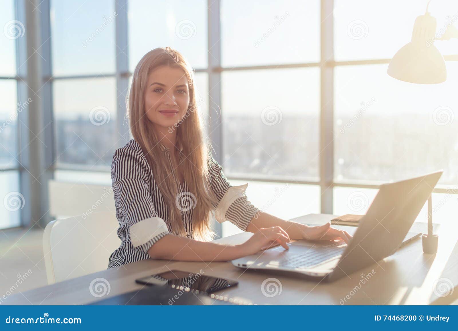 Affärskvinnamaskinskrivning på bärbara datorn på arbetsplatskvinnan som arbetar i inrikesdepartementethandtangentbord