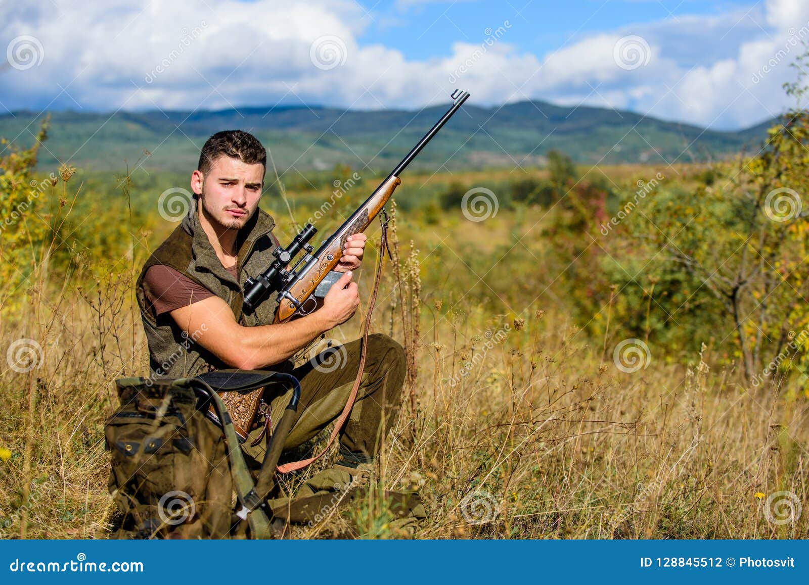 Afición Y Ocio De La Caza Rifle De Carga De La Caza Del Hombre Concepto Del  Equipo De La Caza Ropa De Color Caqui Del Cazador Lis Foto de archivo -  Imagen