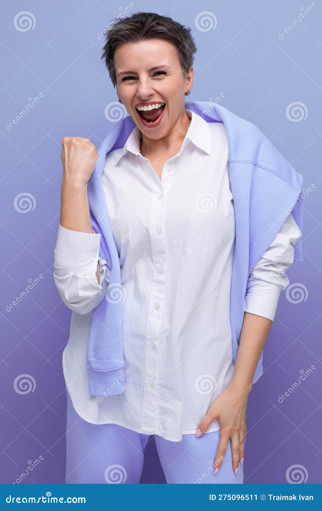 Afortunada Joven Feliz El Pelo Pelado En Camisa Blanca En Un Ambiente Informal Imagen de archivo - Imagen de mujer, azul: 275096511