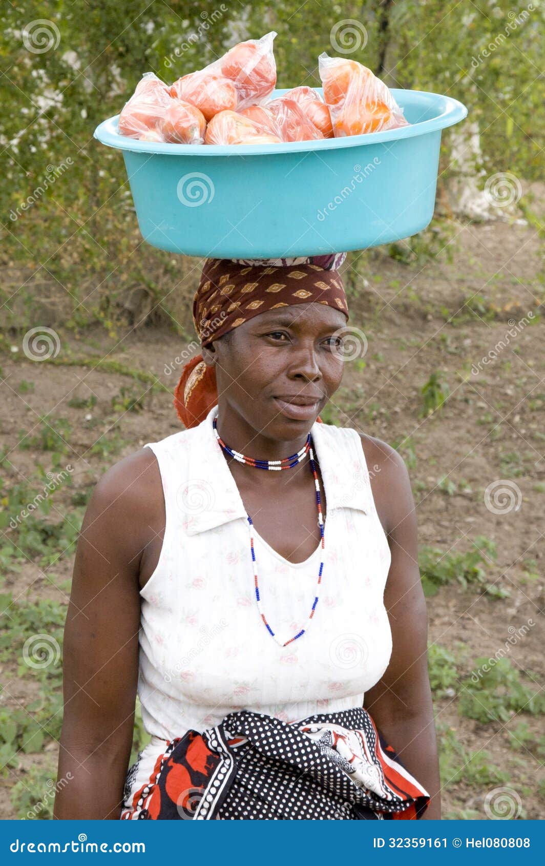 Негритянка ест. Женщина с тарелкой на голове. Африканские женщины с грузом на голове. Женщина в Африке с тазом на голове. Африканские женщины с тарелкой на голове.