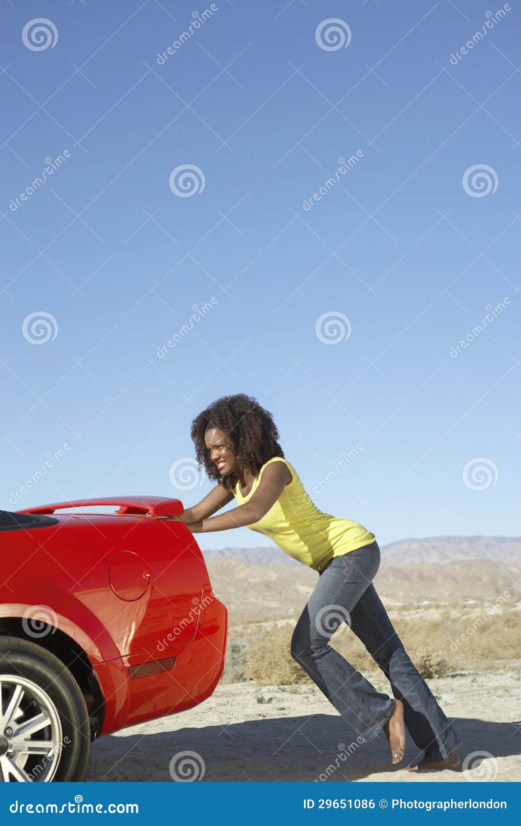 Afrikaans Wijfje Die Tegengehouden Auto Duwen Stock Foto - Image of ...