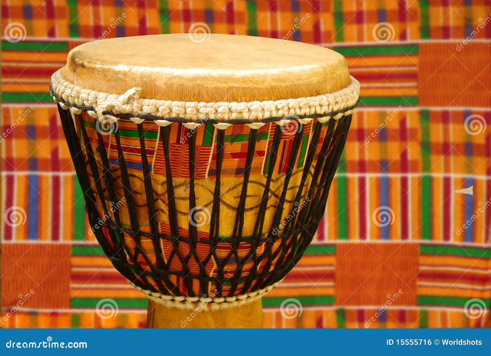 Afrikaanse Djembe Met Doek Kente Stock Foto Image of spelen, lawaai