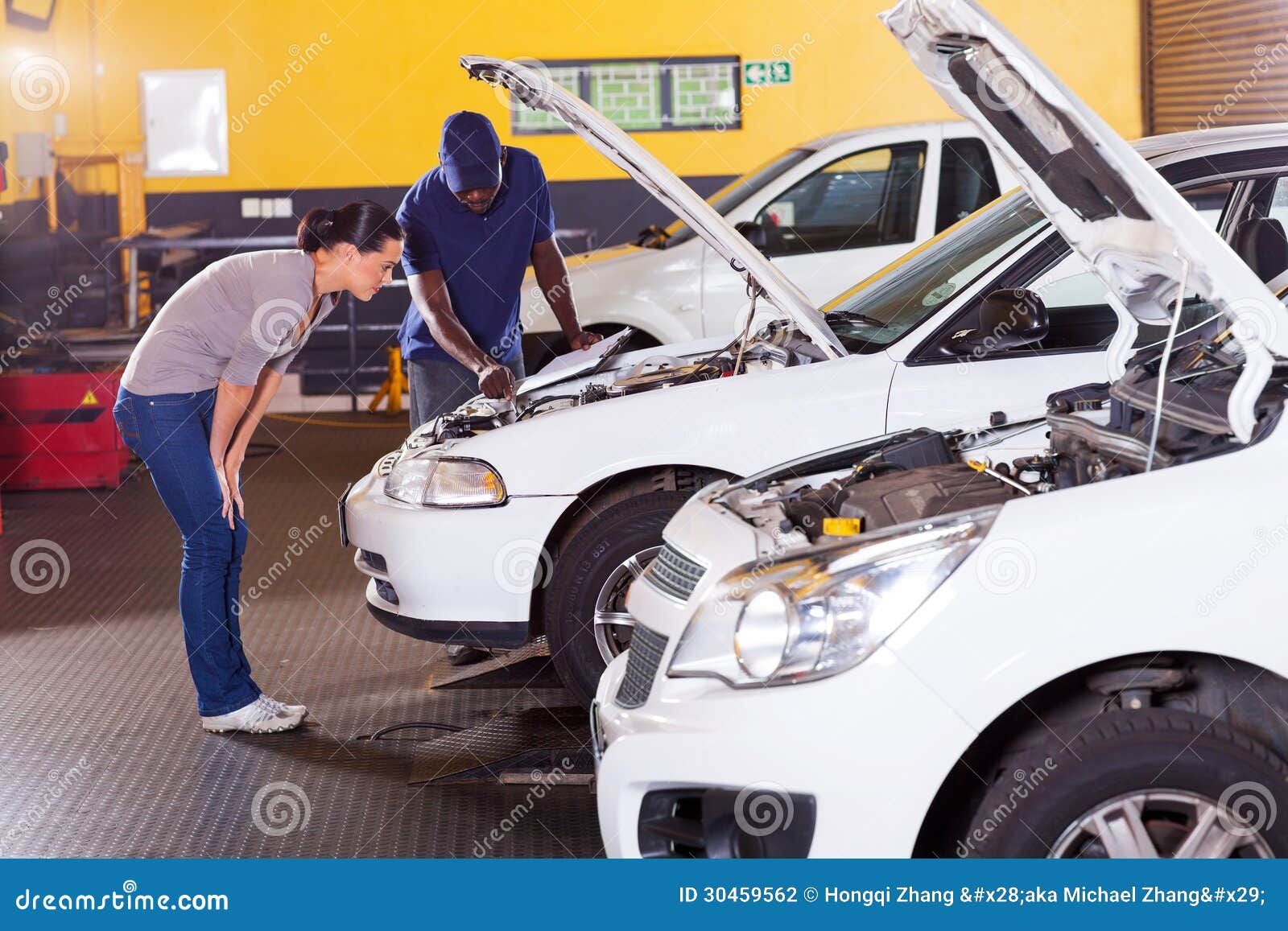 Afrikanischer Mechanikerkunde. Afrikanischer Mechaniker- und Fraukunde in der Front ihr Auto mit der Mütze offen