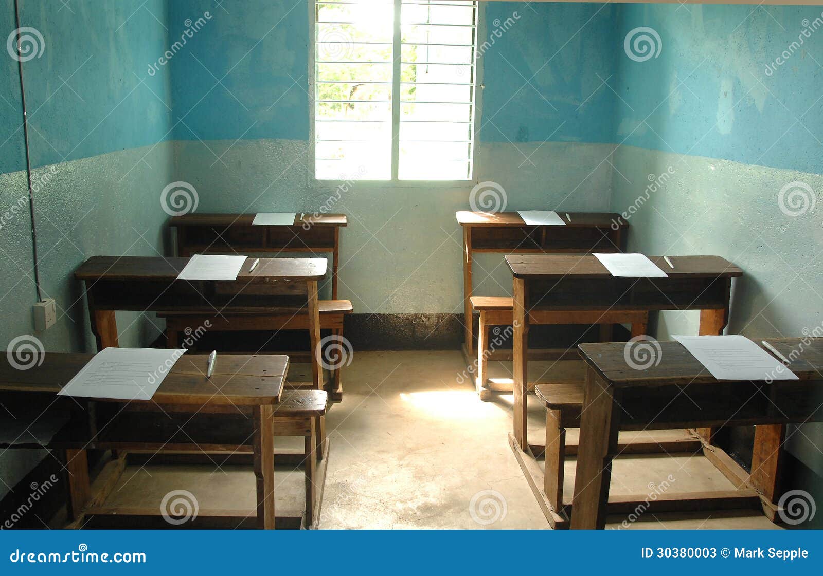 Afrikanisches Klassenzimmer. Ein leeres Schulklassenzimmer in einem afrikanischen Dorf mit sechs Tabellen und blauen Wänden