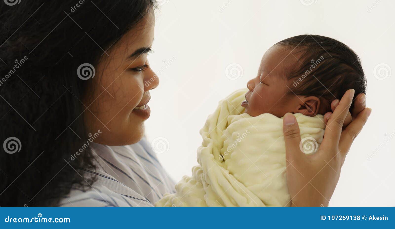 Bébé tout-petit nouveau né fille métisse chinoise française