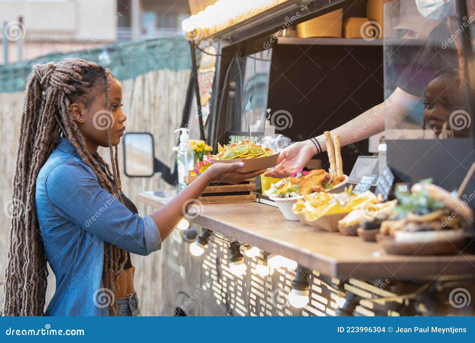 https://thumbs.dreamstime.com/z/afro-american-woman-quietly-getting-tray-guacamole-nachos-fast-food-truck-selective-focus-fast-food-223996304.jpg