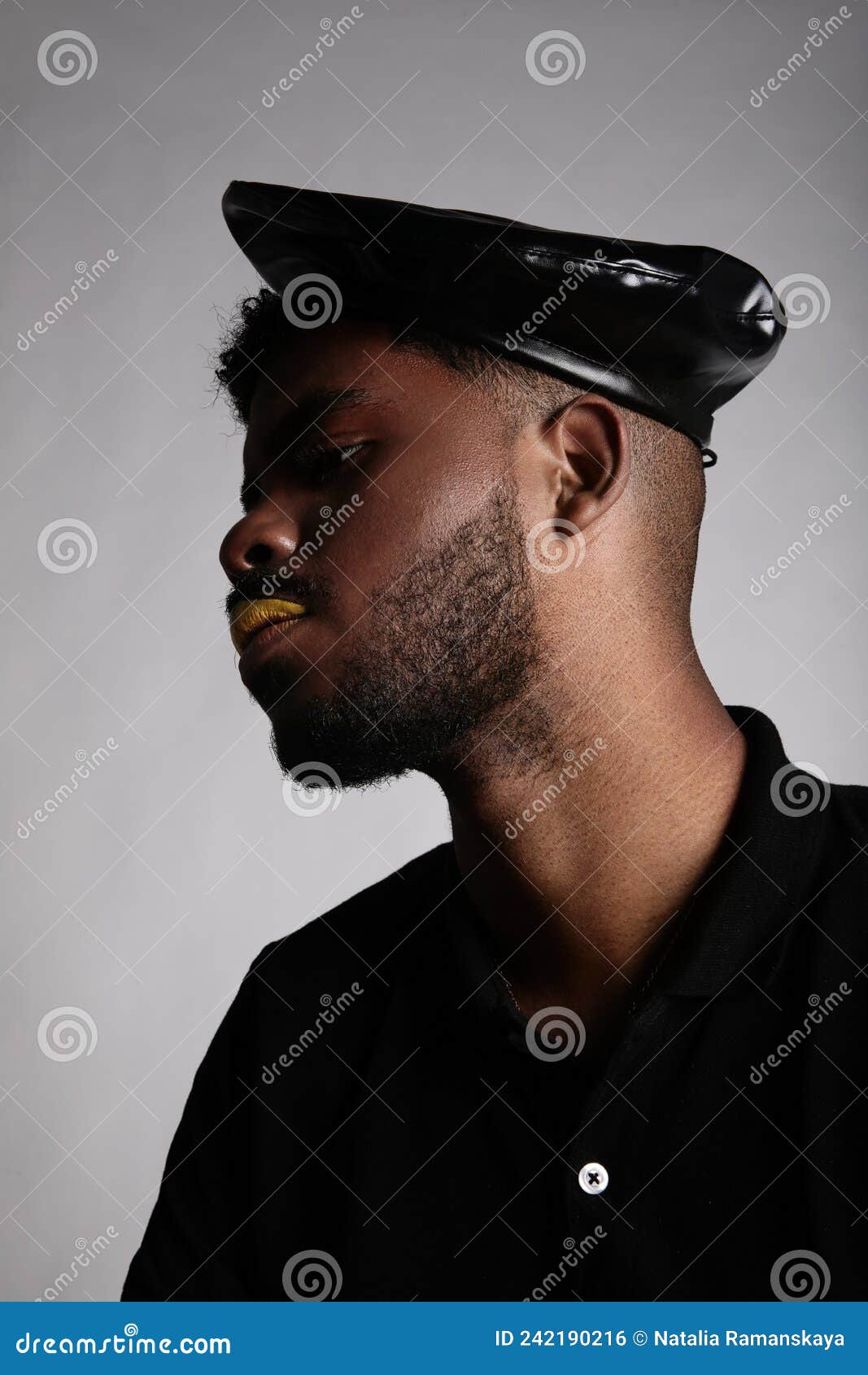 Afro Noir Jeune Homme Porte Un Béret Noir Posant Sur Fond Blanc. Vertical.  Photo stock - Image du africain, expression: 242190216