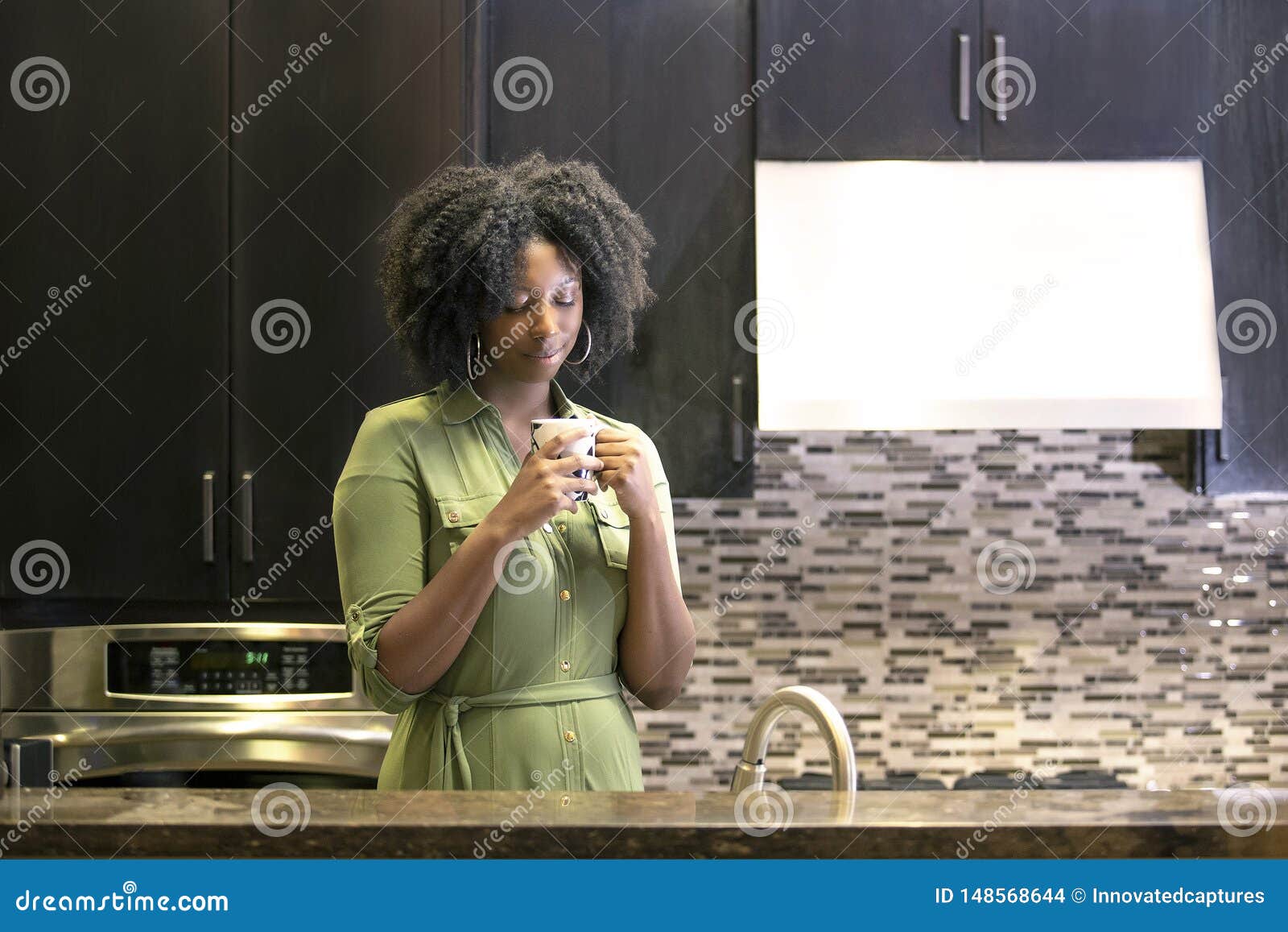 Afroamerikaner Frauen trinkender Kaffee  Oder CBD Tee In 