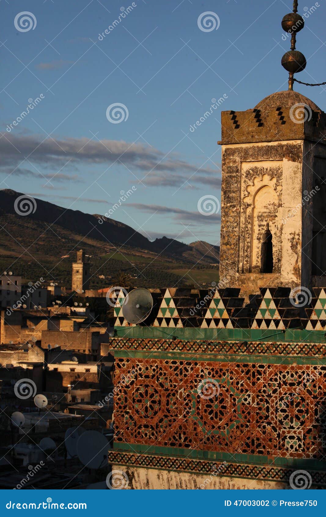 AFRYKA MAROKO FES. Medina stary miasto w dziejowym miasteczku Fes w Maroko w afryce pólnocnej