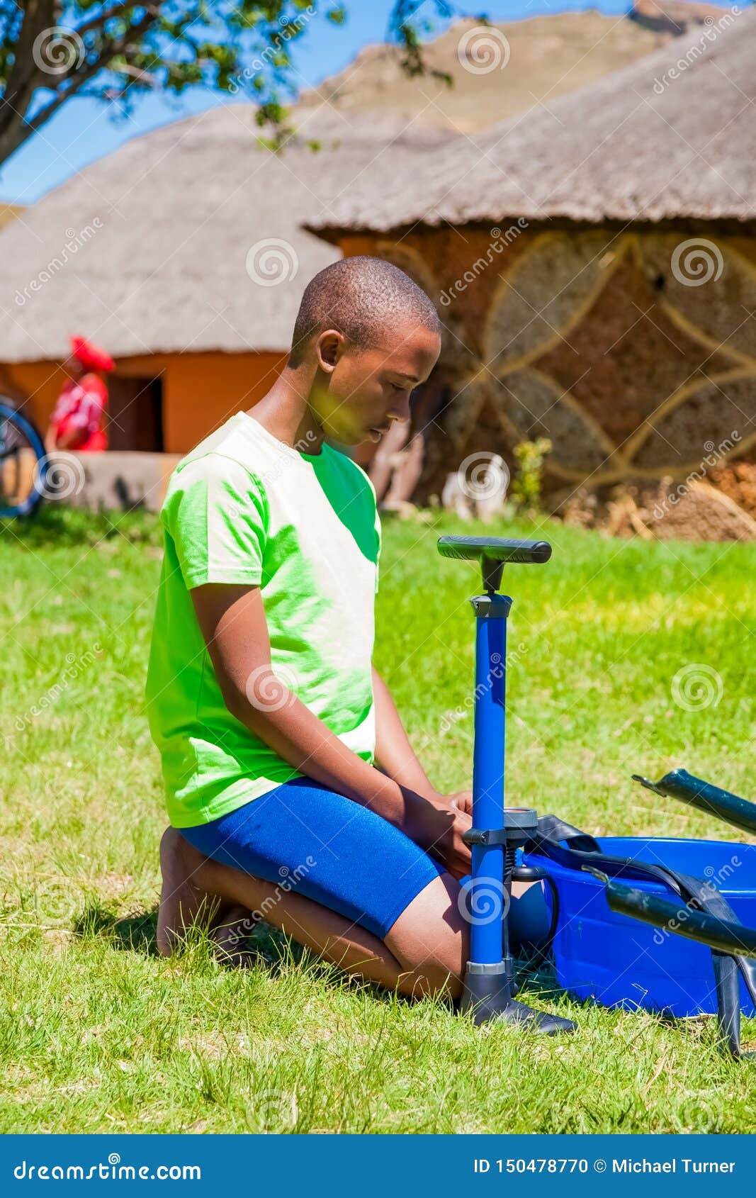 Afryka?scy dzieci za?atwia dziurawienie na rowerze. Harrismith, South Africa - October 18 2012: African Children fixing a puncture on a bike