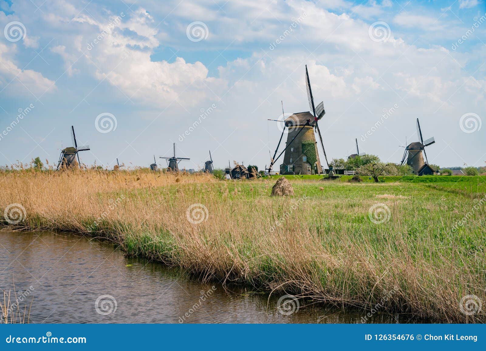 afternoon view of the famous kinderdijk winmill village