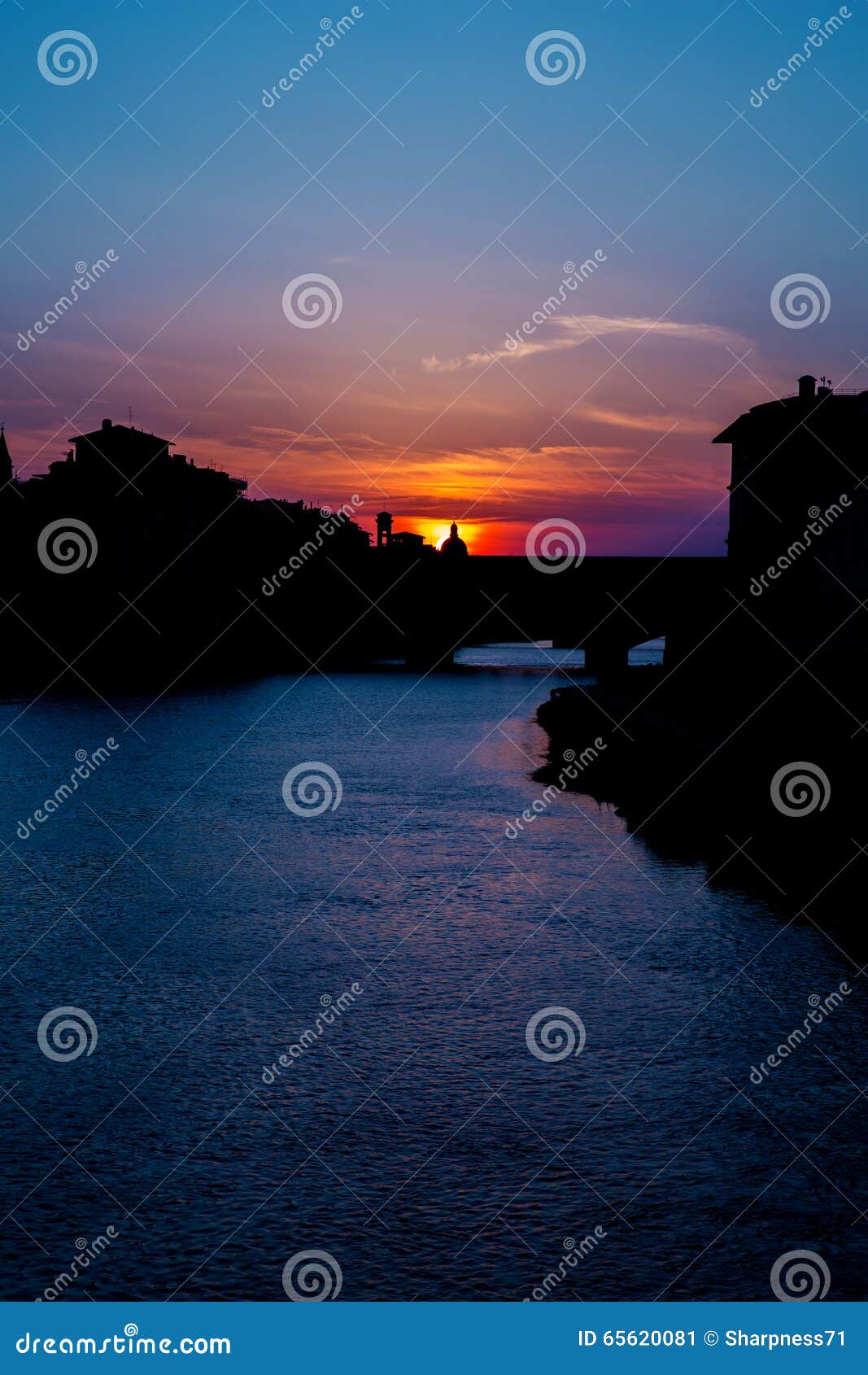 Aftonpontevecchio. En solnedgång i florence Italien