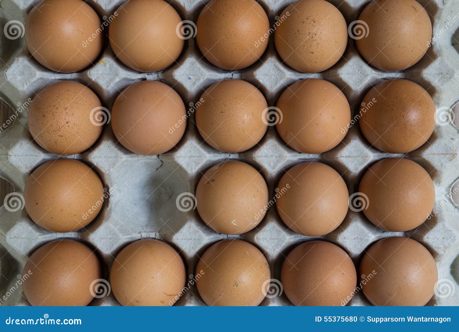 Afwezig concept: Een ei verdwijnt van de groep eieren. Het beeld illustreert afwezig concept in bedrijfsleven