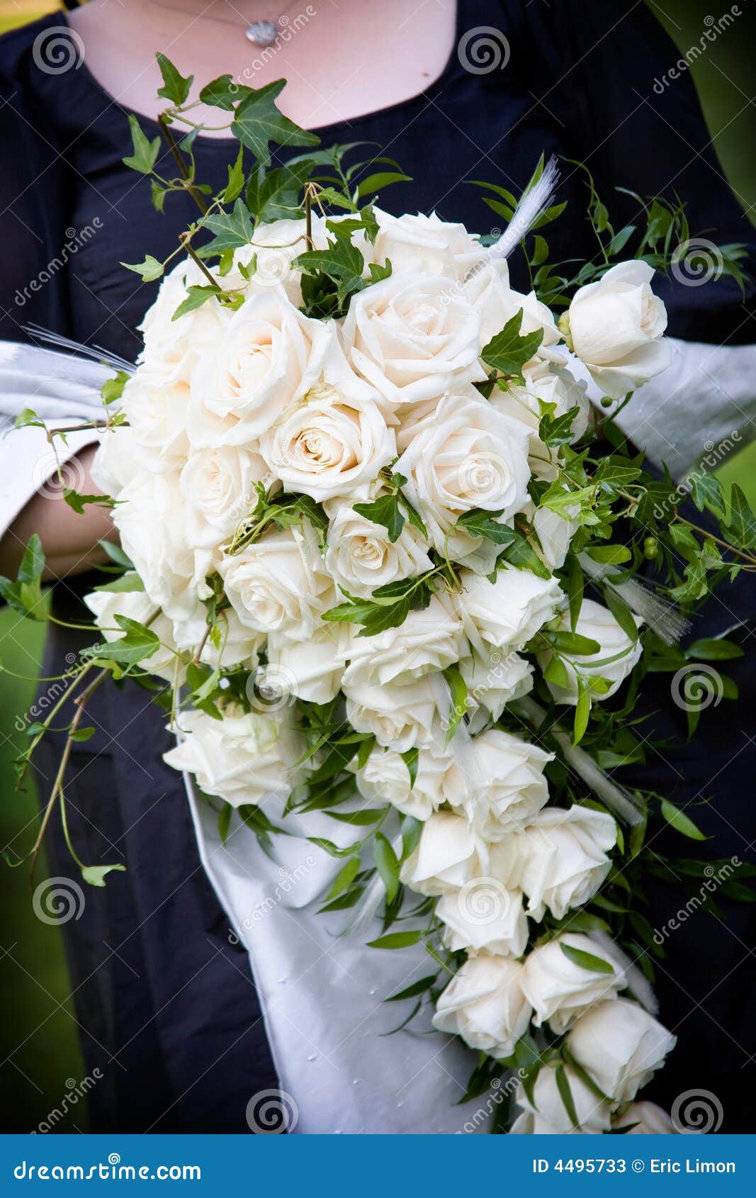 Agencement De Fleur Blanche De Bouquet De Mariage Image stock - Image du  bouquet, femme: 4495733