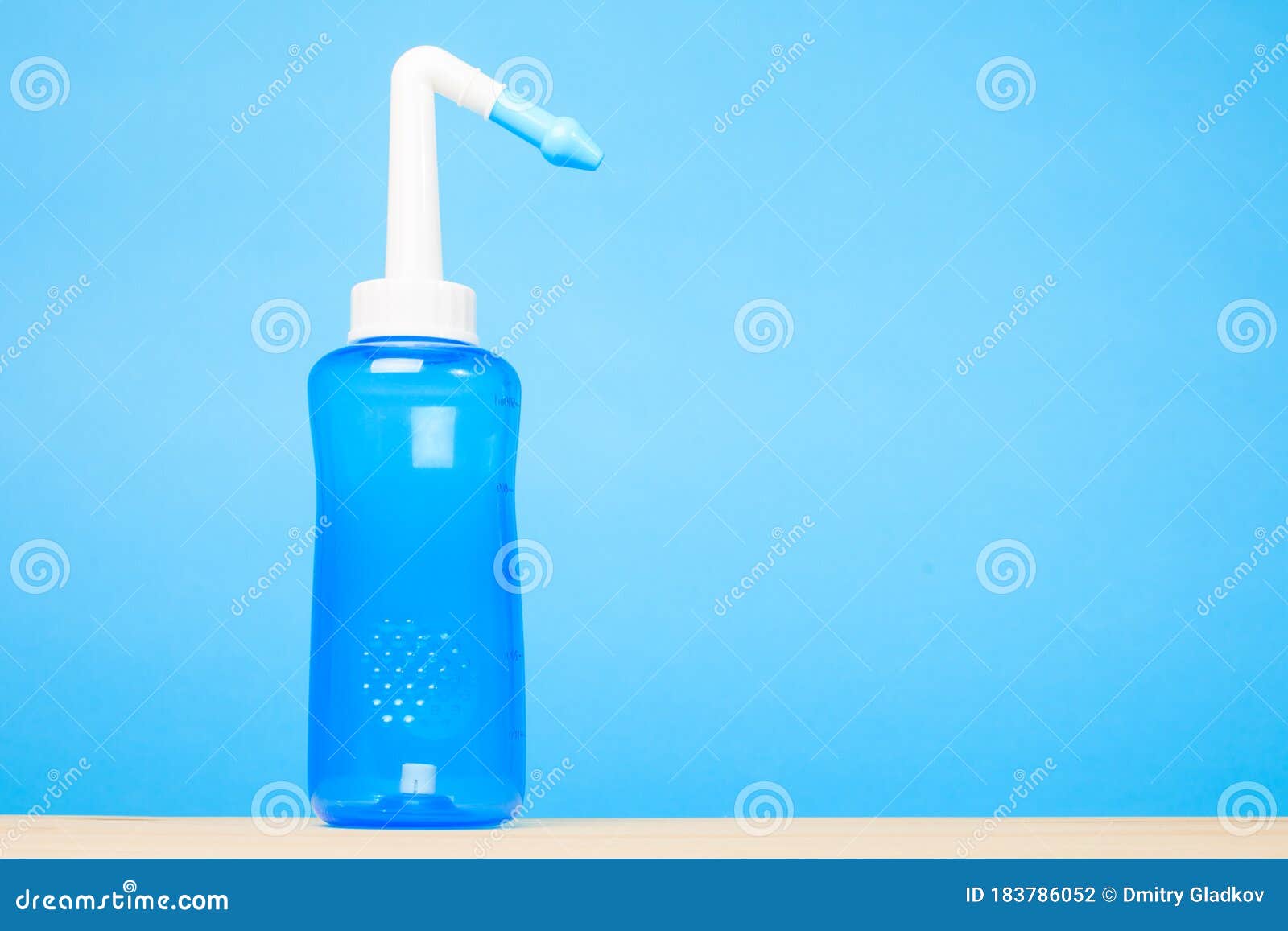 Agua Azul Pulso Botella De Lavado Nasal Sobre Fondo Azul Concepto De Riego  Nasal Foto de archivo - Imagen de medicina, sucio: 183786052