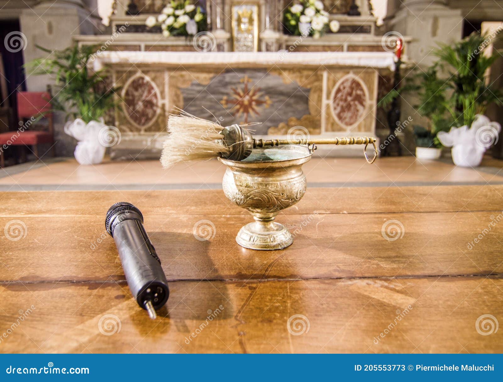 Agua Bendita Y Micrófono Listos Para Comenzar Masa Y Dar La Bienvenida a Los Creyentes Fieles Y a Todo El Mundo Imagen de archivo - Imagen de bautismo, vino: 205553773 Agua Bendita Y Micrófono Listos Para Comenzar Masa Y Dar La Bienvenida a Los Creyentes Fieles Y a Todo El Mundo Imagen de archivo - Imagen de bautismo, vino: 205553773