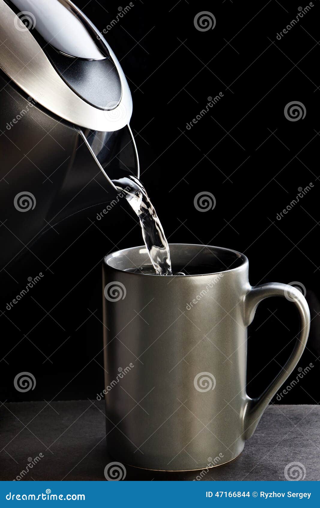 В чайник налили 3 литра холодной воды. Вода из чайника. Наливание жидкости в кружку. Наливаем воду в кружку. Чайник наливает воду.