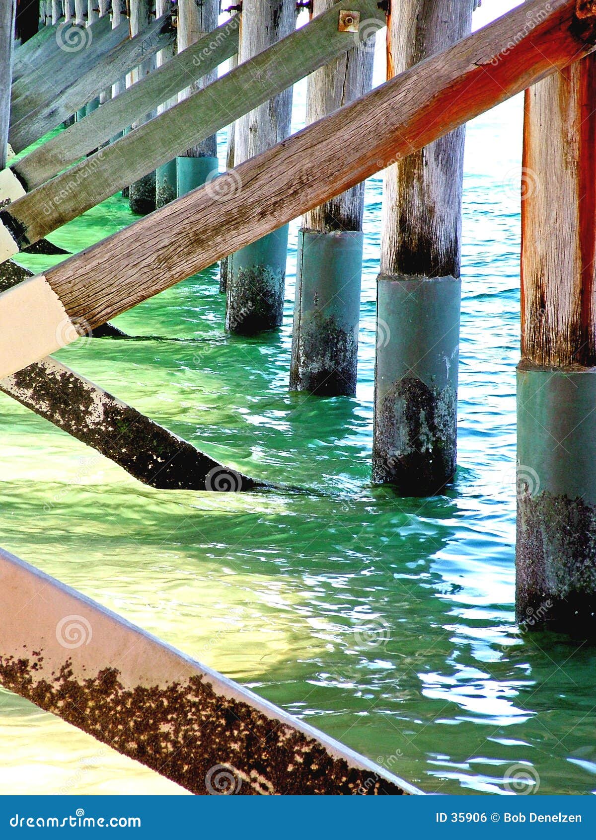 Agua en el embarcadero. El agua que fluye debajo del embarcadero en la bahía de Hervey, Queensland, Australia.