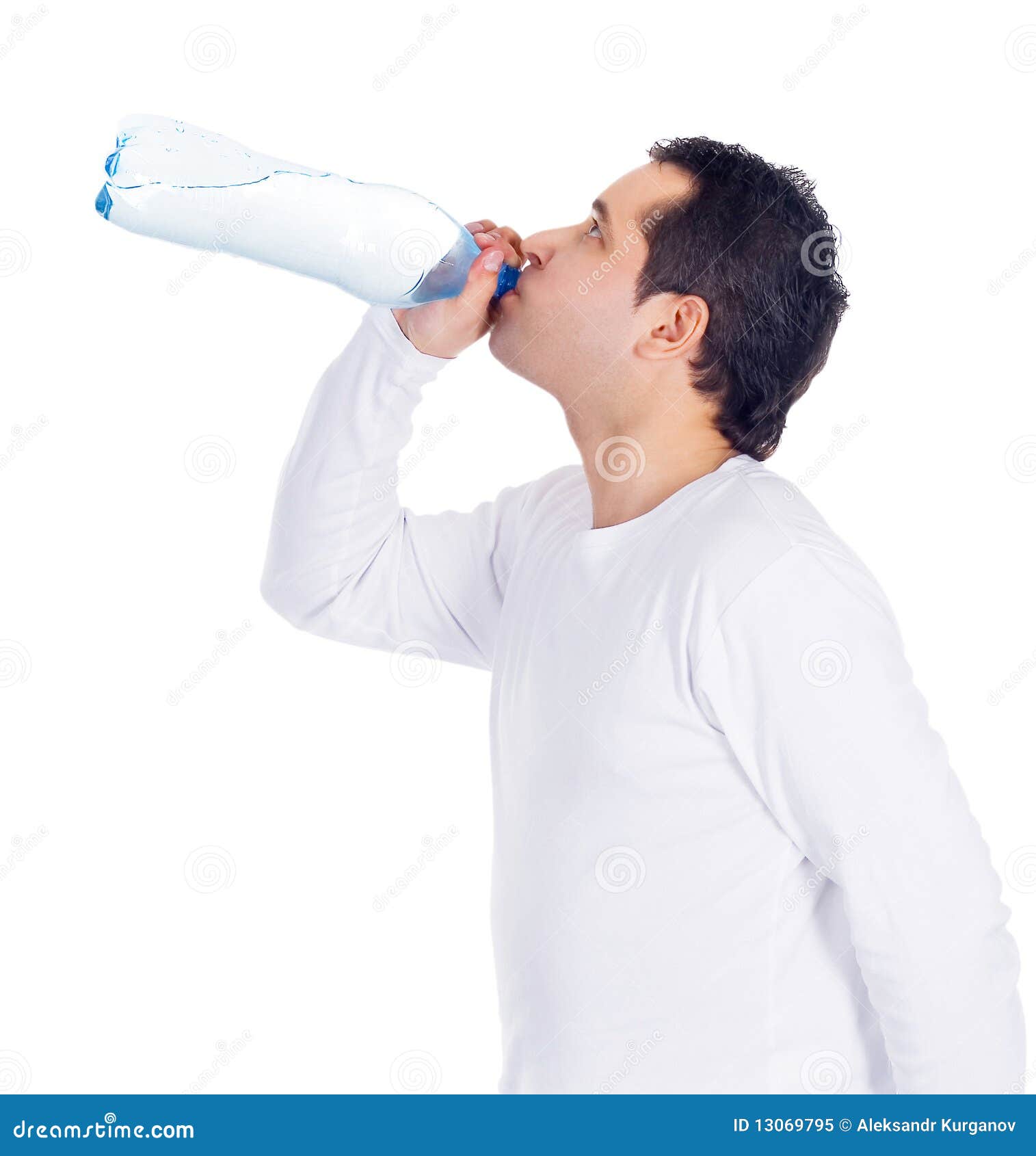 Retrato de un agua potable del hombre joven