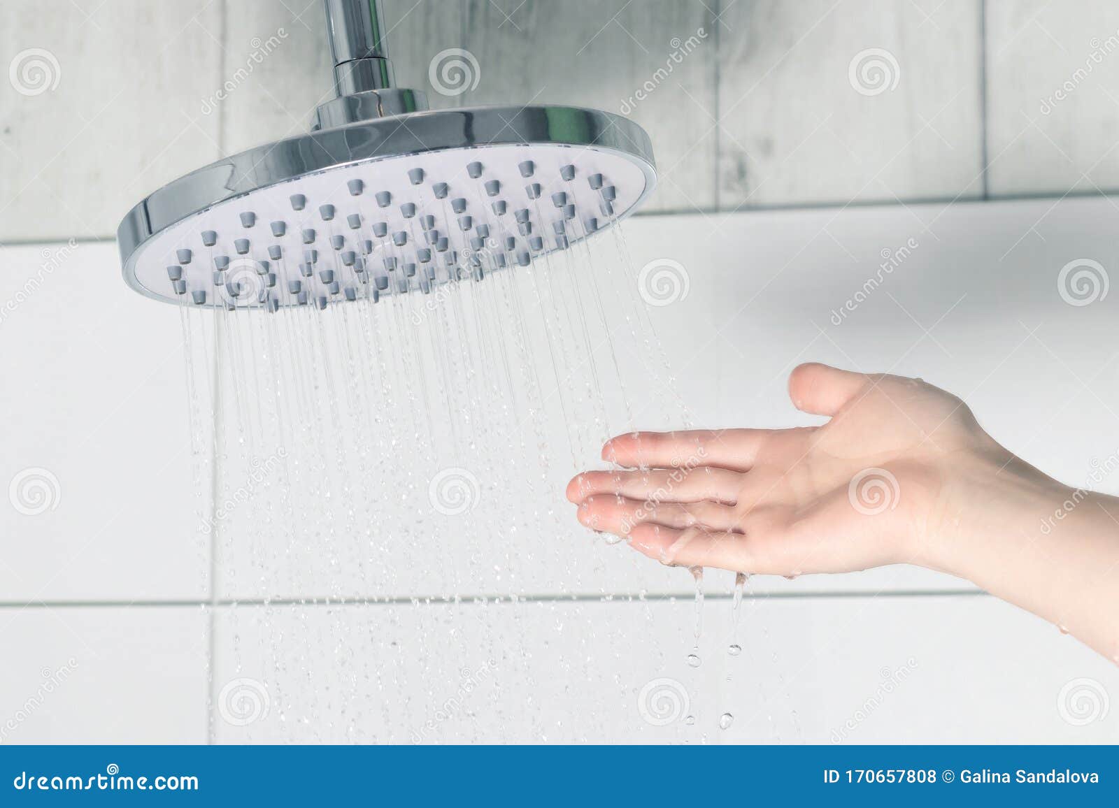 Agua Tocando Mano De Una Mujer Que Cae De Un Cabezal De Ducha De Lluvia,  Comprobando La Temperatura Del Agua Foto de archivo - Imagen de casa,  secuencia: 170657808