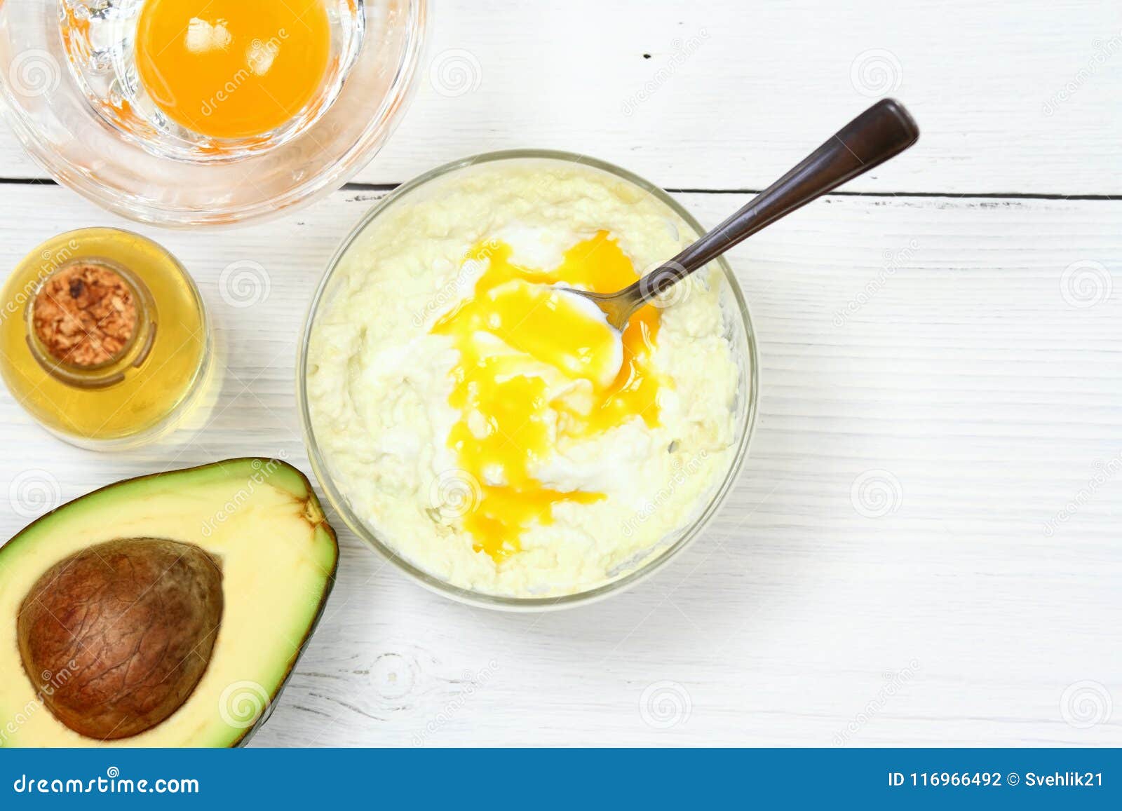 Aguacate, Aceite De Oliva, Yogur Yema De Huevo Para La Máscara Del Pelo Foto de archivo - Imagen de dedo: 116966492