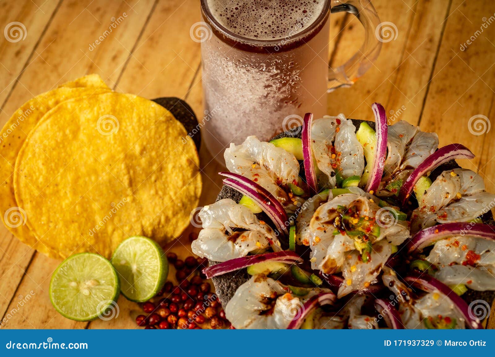 Aguachile, Comida Típica Mexicana, Con Cerveza 2 Imagen de archivo - Imagen  de mexicano, pescados: 171937329