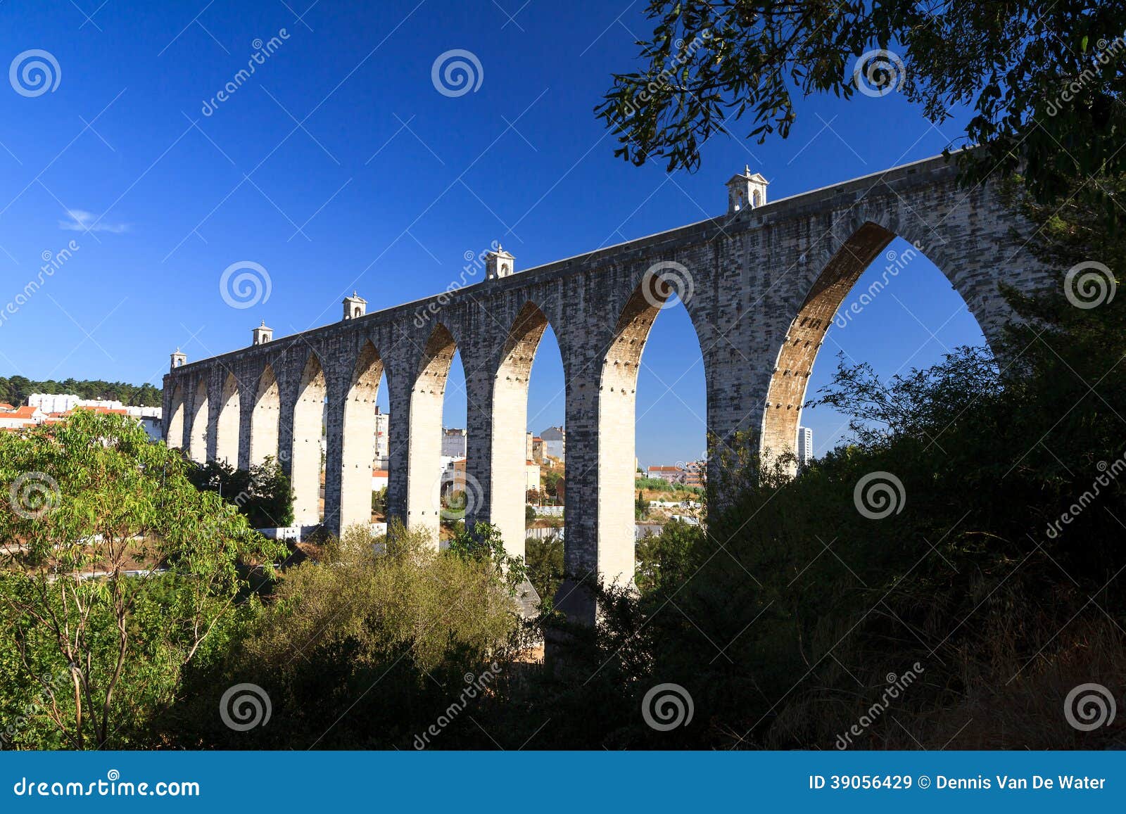 aguas livres aqueduct lisbon