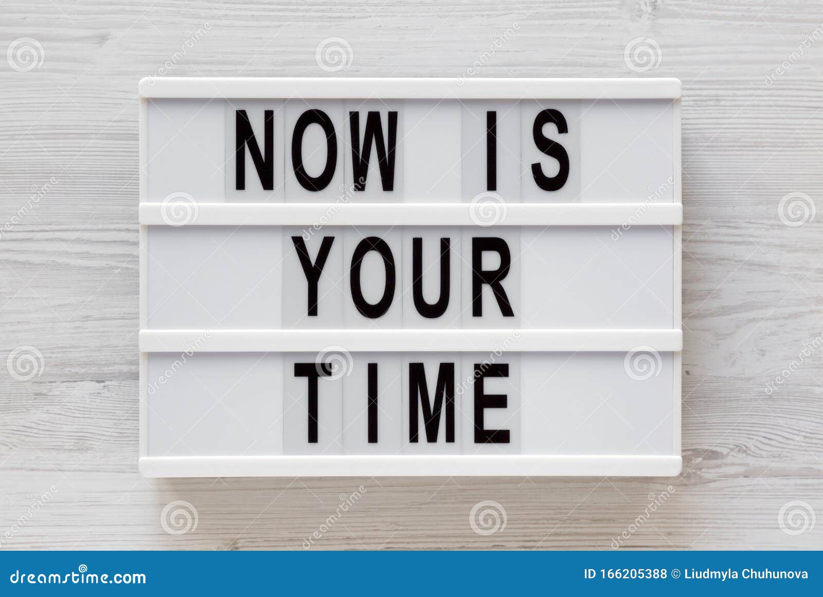 "Ahora es tu tiempo" palabras en una tabla moderna sobre una superficie de madera blanca, vista superior Cojinete, desde arriba, estrado plano Cierre