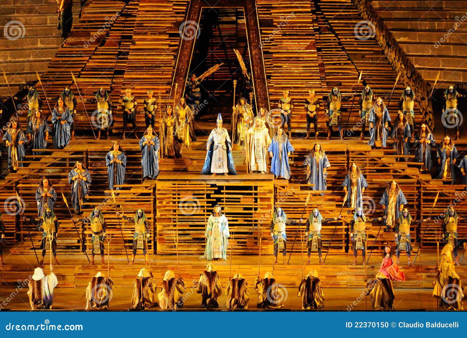Aida na arena de Verona. Princípio da noite de Aida nos di Verona da arena em julho 2010. Cena do primeiro ato antes da investidura de Radames como o comandante-chefe.
