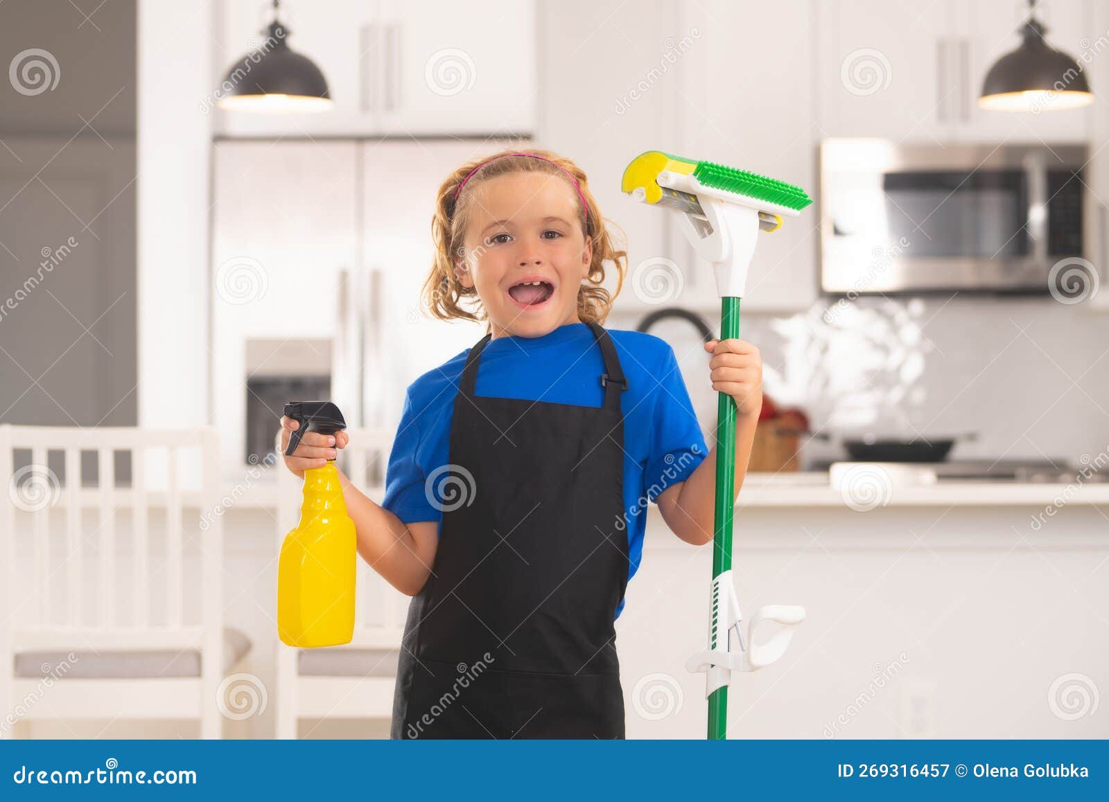 Aide Aux Enfants Pour Le Ménage. Nettoyage Des Enfants à La Maison. Enfant  Faire Du Ménage S'amuser. Portrait De L'enfant Image stock - Image du  mignon, tablier: 269316457