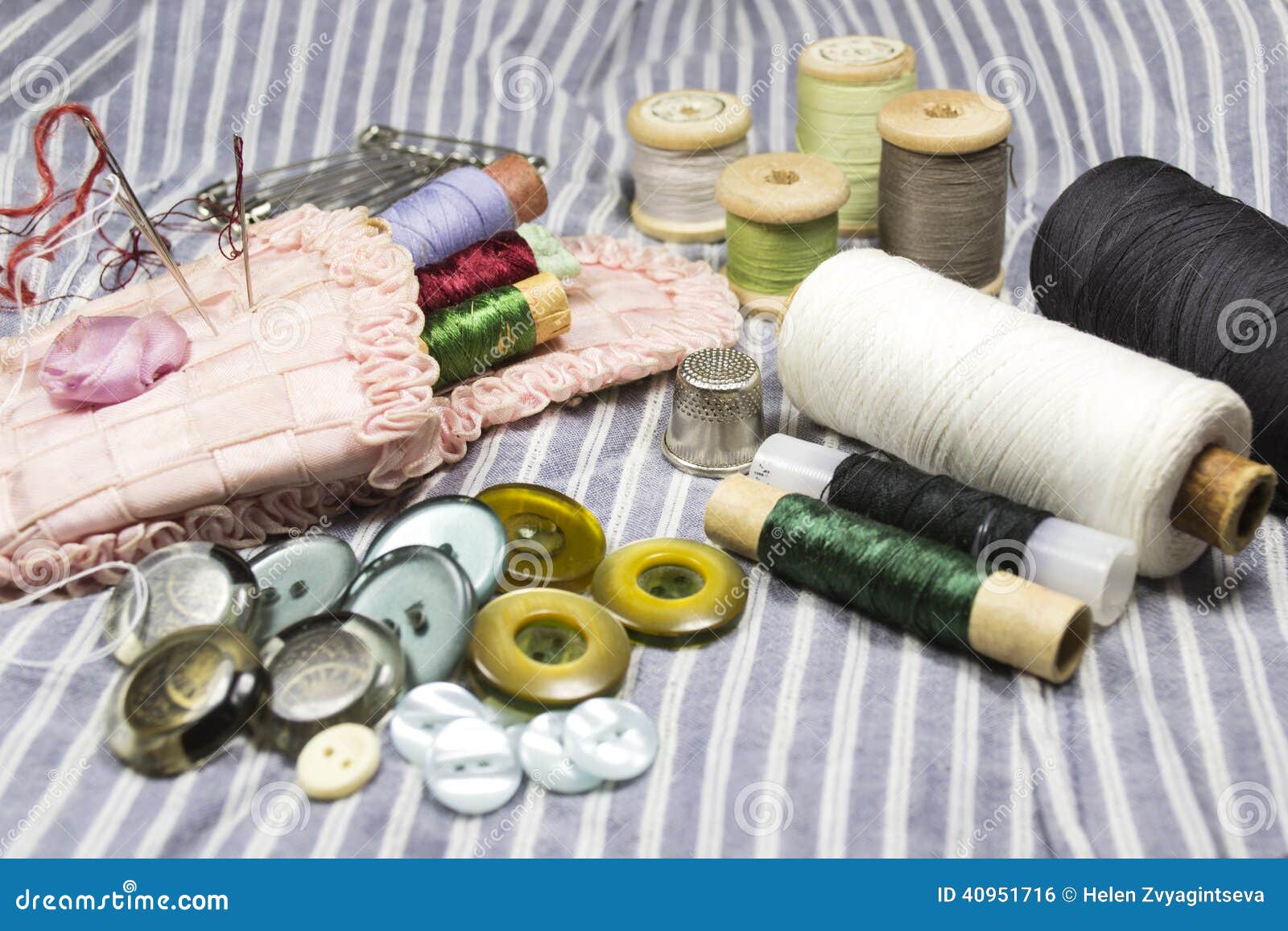 Kit De Couture Pour Voyage Avec Aiguilles Enfilées - Hemline