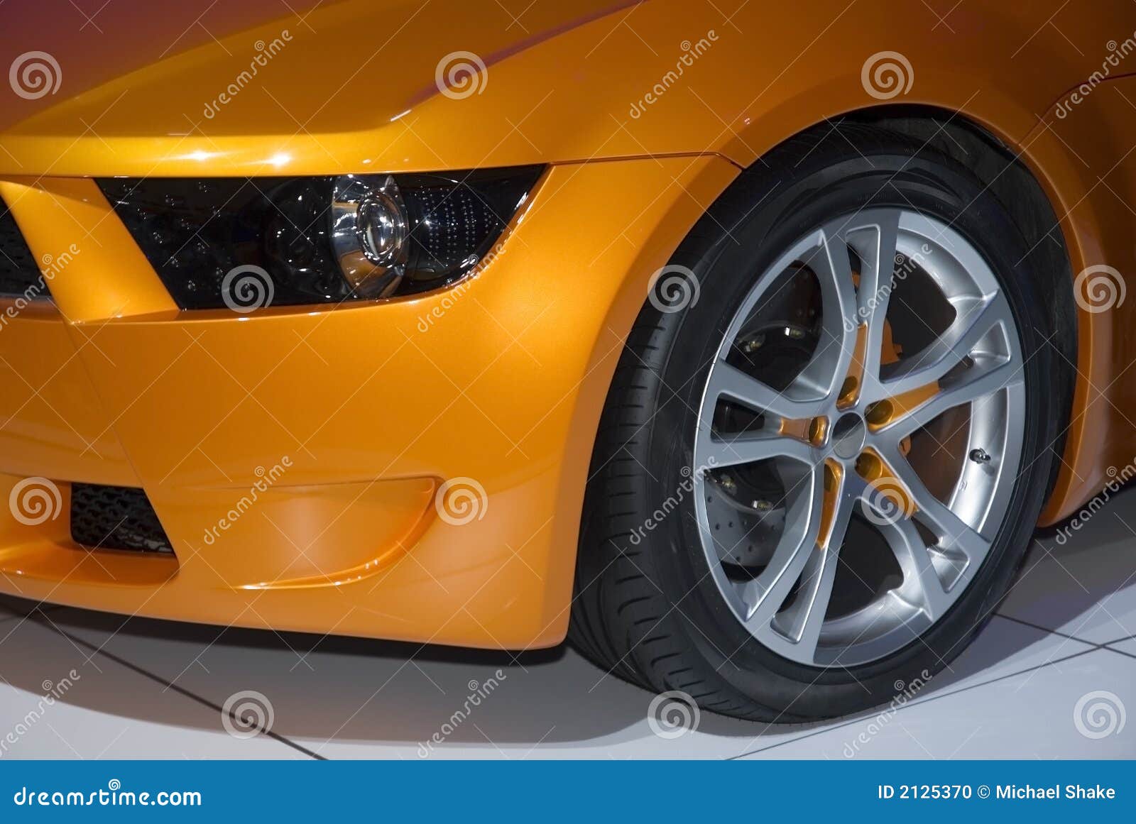 Aile Avant D'une Voiture De Sport Photo stock - Image du luxe