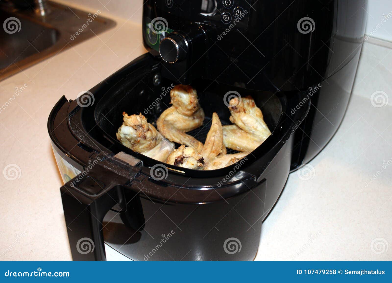 Aile De Poulet épicée Cuite à La Friteuse Avec De La Sauce Photo stock Image 25399090
