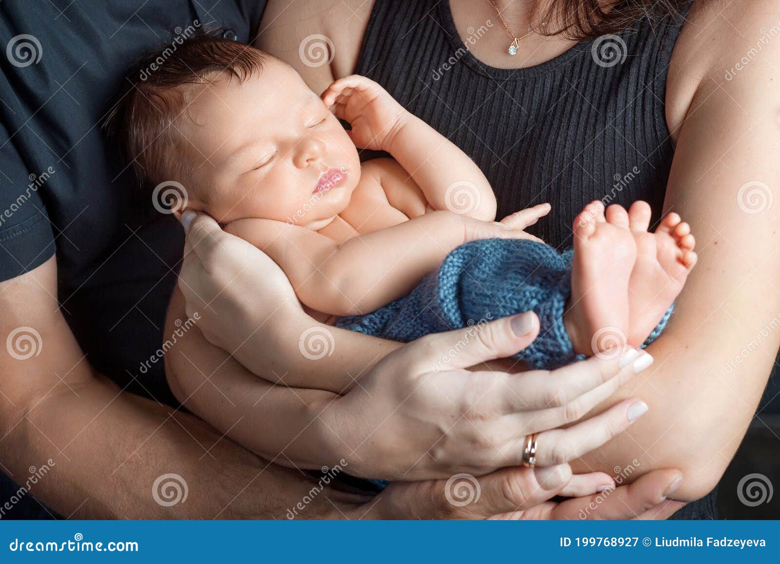 Aimant Bébé Dormir Dans Des Mains De Parents Image En Gros Plan Père Et  Mère Heureuse Et Glissant Le Nouveau-né Image stock - Image du insousiant,  humain: 199768927