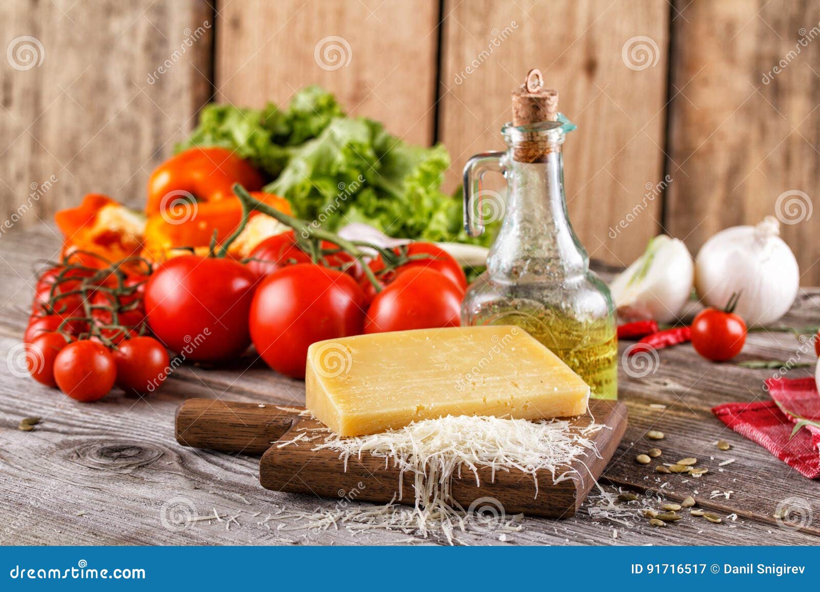 Ainda vida com queijo parmesão e os legumes frescos No estilo rústico italiano Legumes frescos com queijo