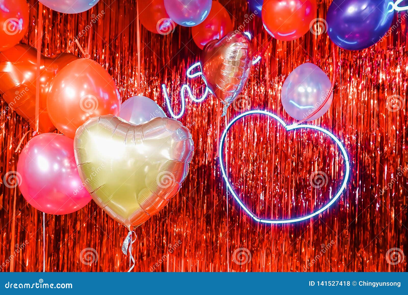 Khinh khí cầu (Air Balloons): Màu sắc tươi sáng, những khinh khí cầu đầy ấn tượng và vô cùng lãng mạn. Cùng đến với hình ảnh này để cảm nhận những khoảnh khắc bình yên khi lướt trên bầu trời. Nhiệm vụ của bạn là chỉ việc tận hưởng, thỏa sức mơ mộng và bay cao cùng các khinh khí cầu.