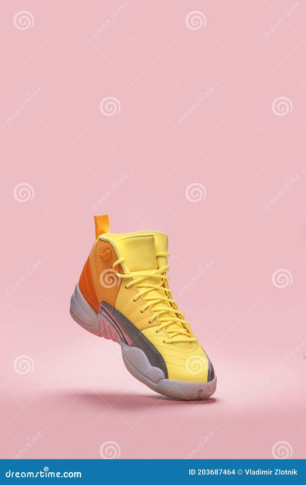 Air Jordan 12 Zapatillas De Vuelo Aisladas En El Fondo Rosa Imagen editorial - Imagen equipo, baloncesto: 203687464
