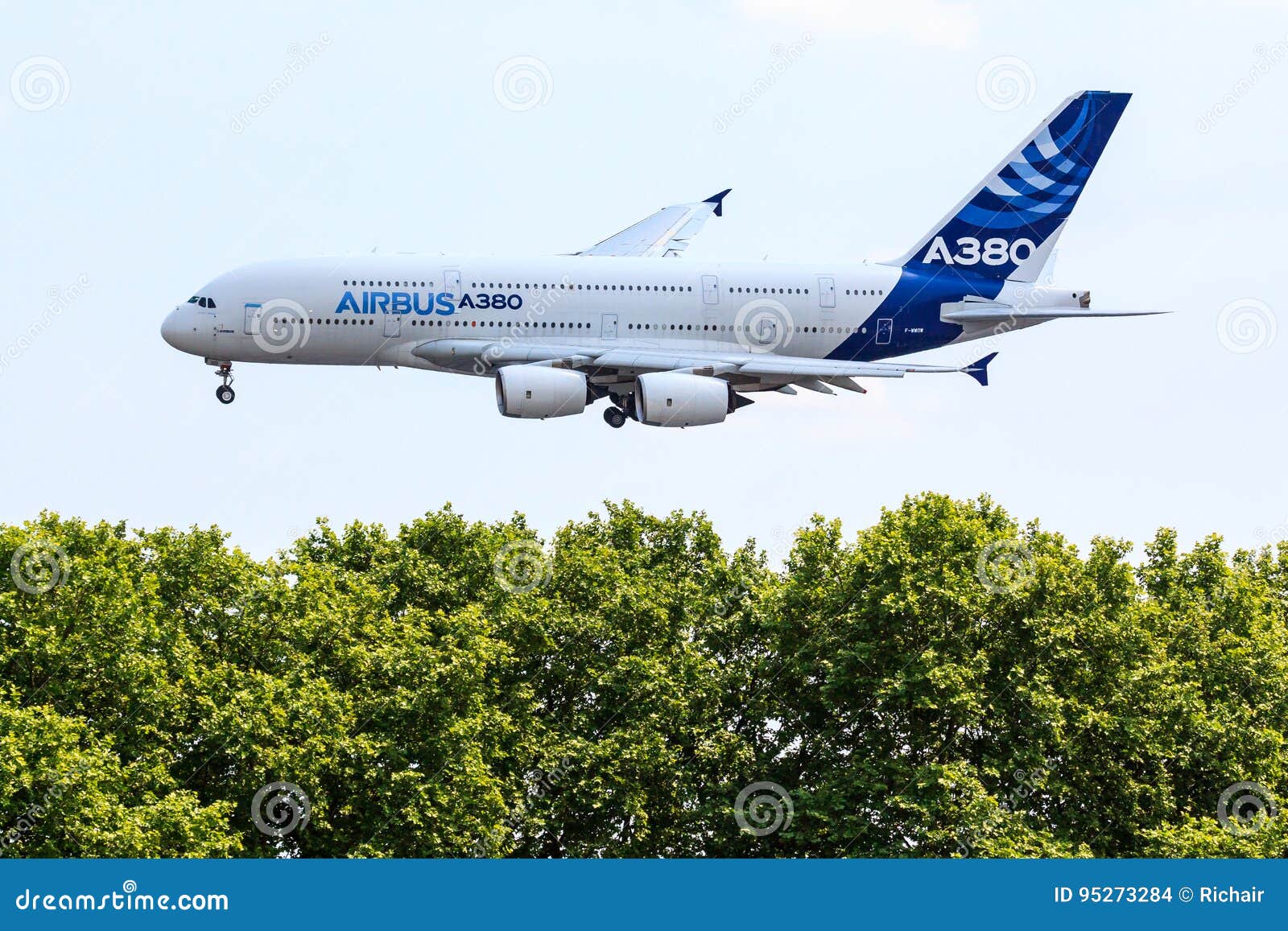 A380 airbus. Airbus A380 στη στολή επιχείρησης που κατεβαίνει κάτω από τα δέντρα στην τελική προσέγγιση