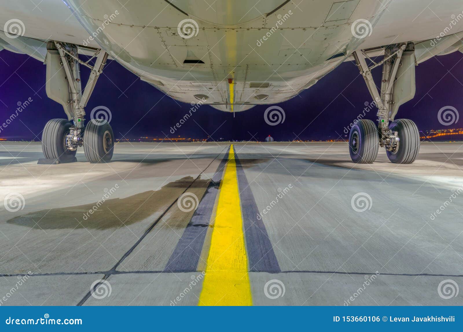  airbus a320-232 aircraft's fuselage and main landing gear