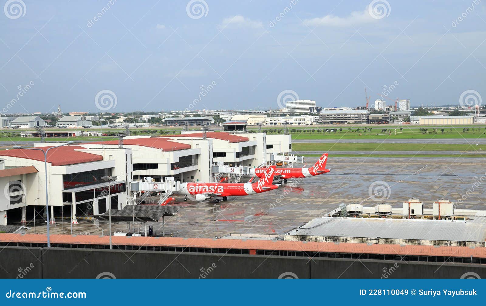 airplane parking at passenger gate