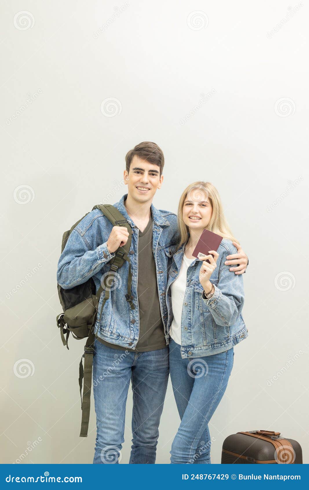 Brazilian football player Oscar of China's Shanghai SIPG F.C. poses for  photos with a fan after arriving at the Narita International Airport for  the f Stock Photo - Alamy